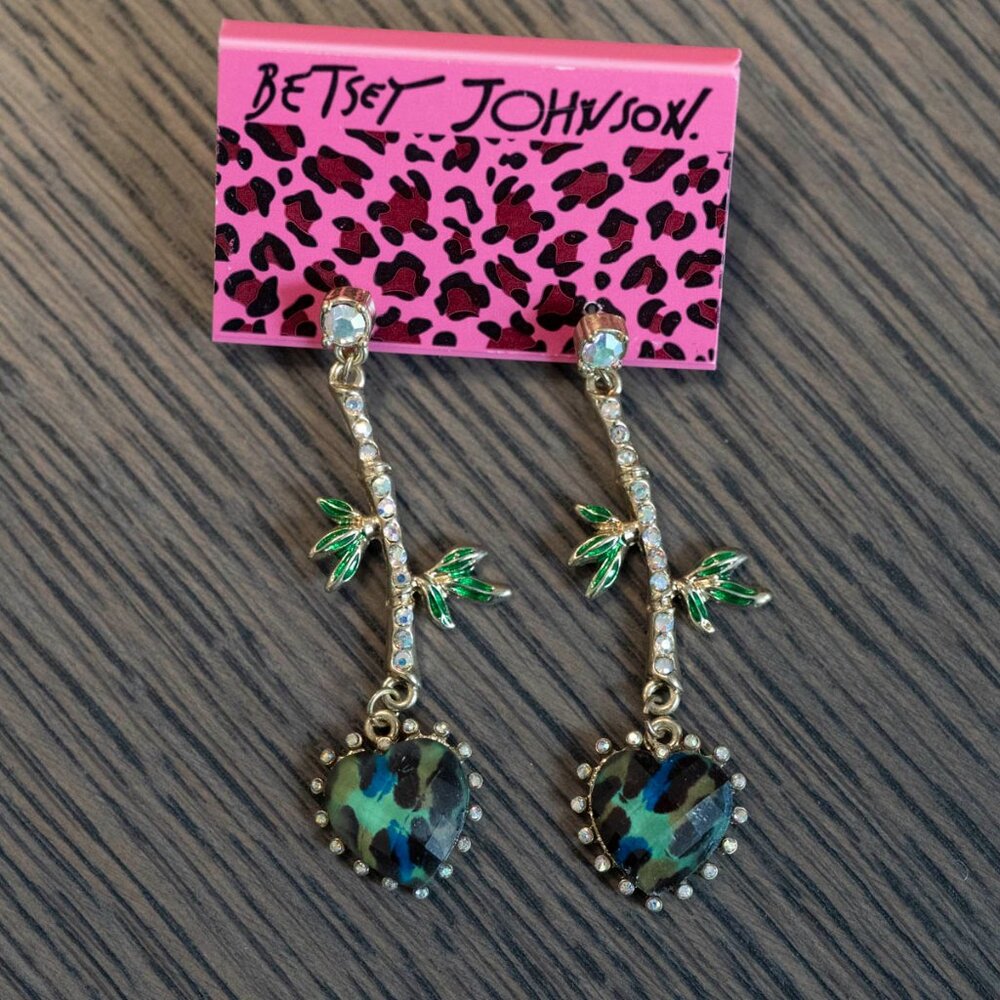 NWT Betsy Johnson Asian Jungle Heart Earrings